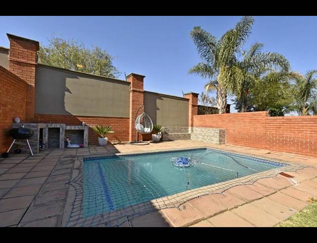 3 BEDROOM TOWNHOUSE FOR SALE IN GLENVISTA